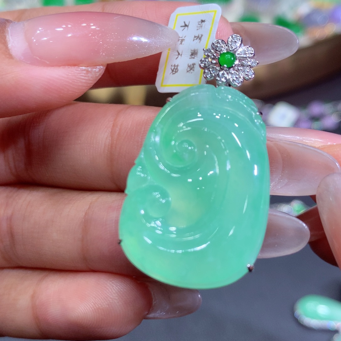 翡翠吊坠(赠链)18K金镶嵌