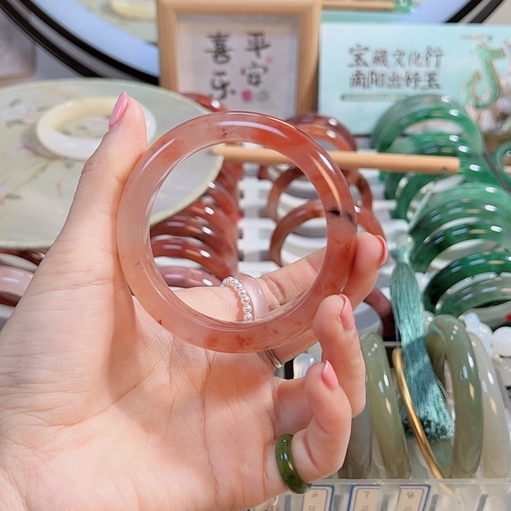 石英质玉手镯未镶嵌谢****.