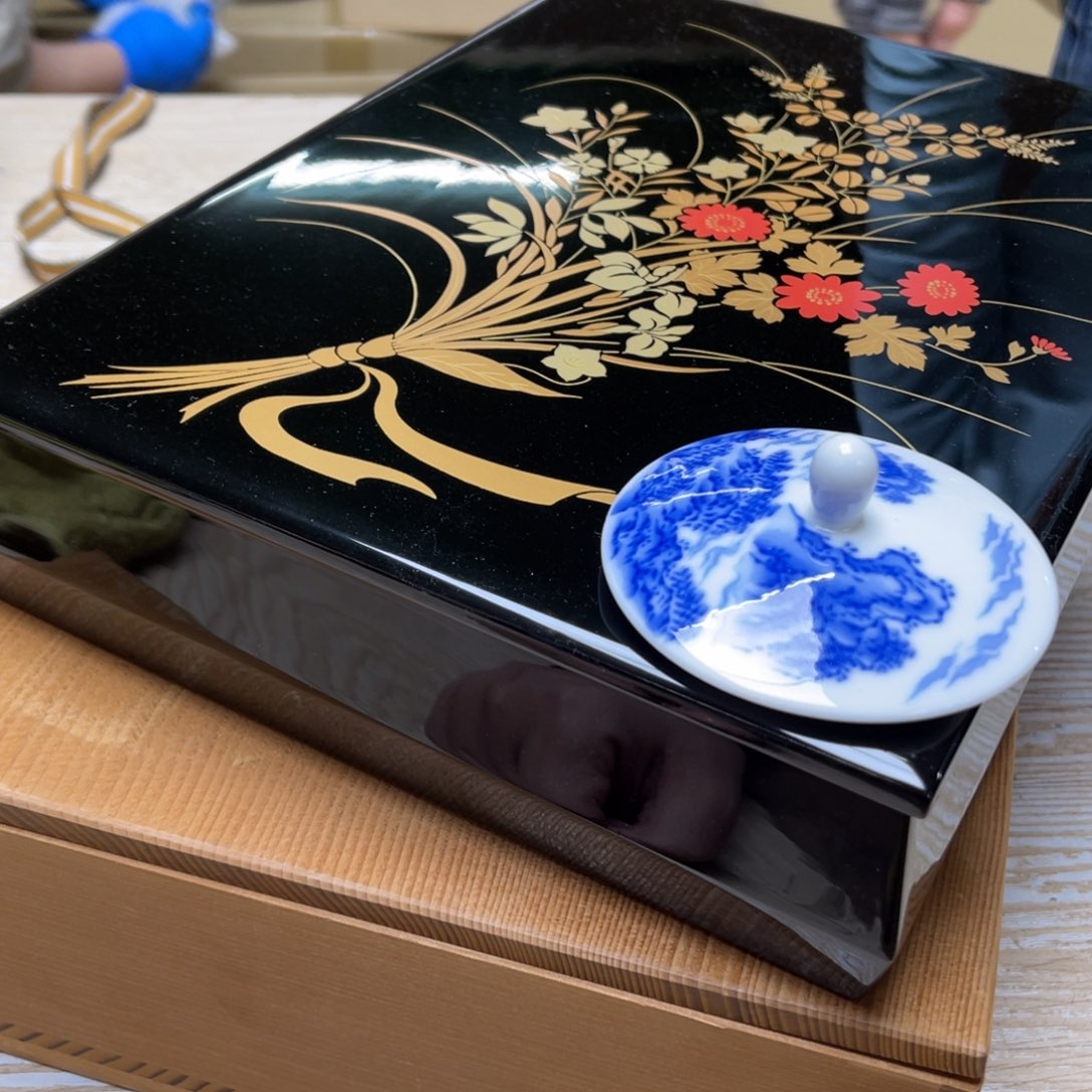 瓷片密密麻麻地排列着一个