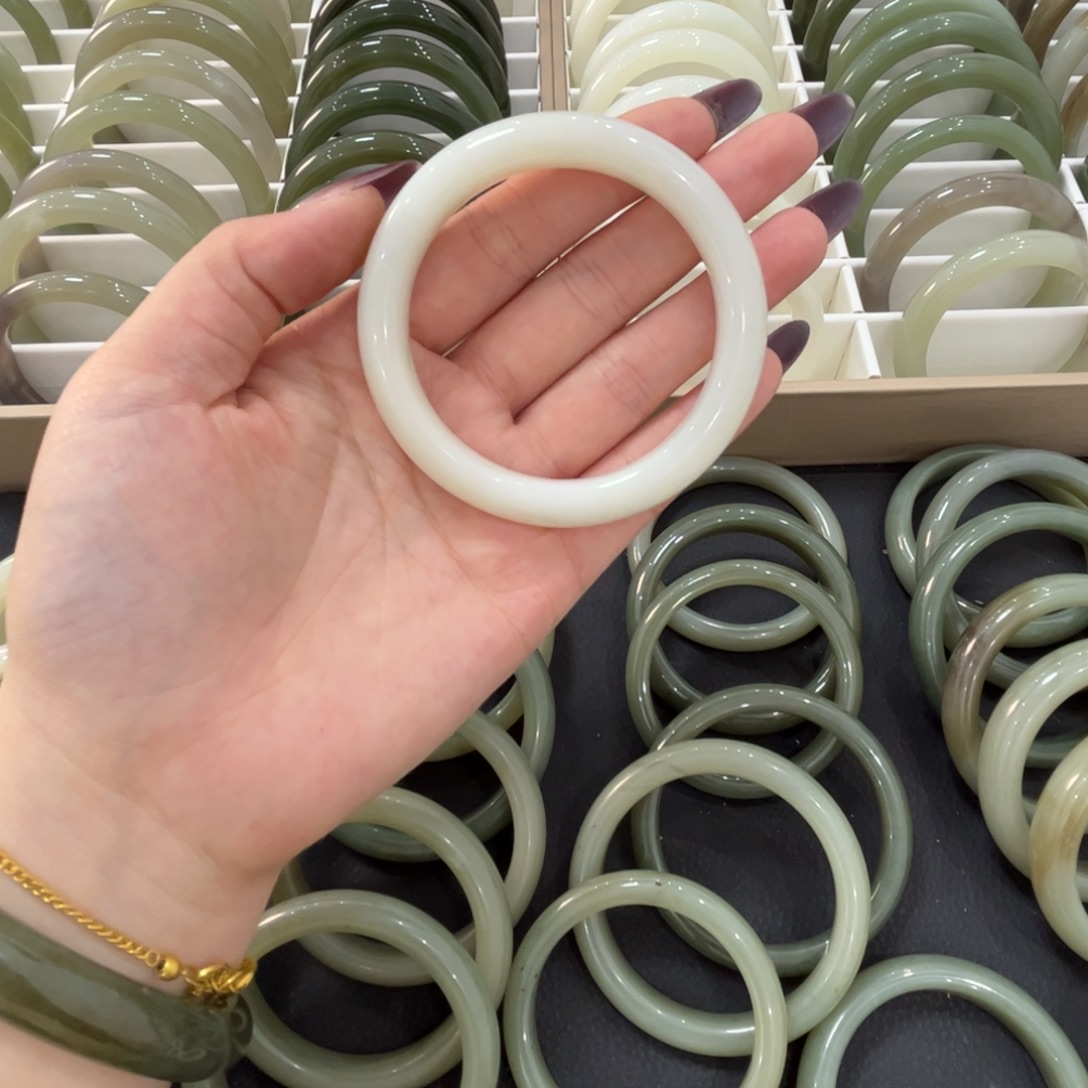 和田玉未镶嵌手镯