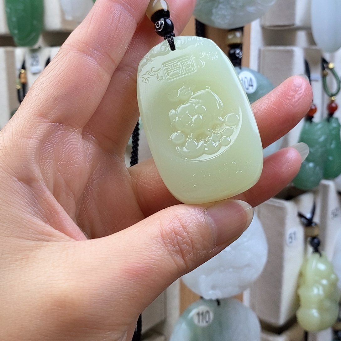 颈饰未镶嵌石英质玉