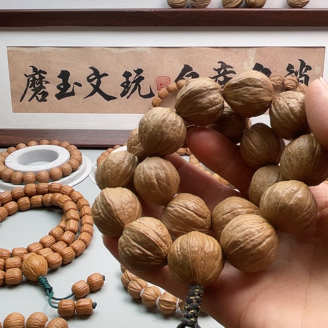 核桃若****春老树猴头龙蛋手持