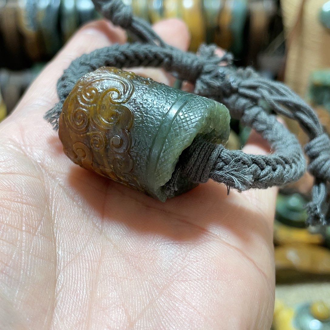 岫岩河磨玉（透闪石质玉）挂件未镶嵌下****?