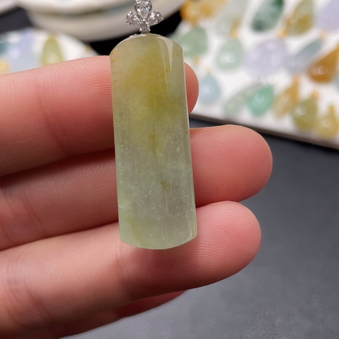 翡翠18K金镶嵌颈饰无事柱