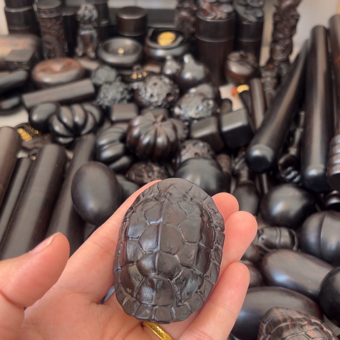 刘***祝黑酸枝木类紫光檀龟甲1个