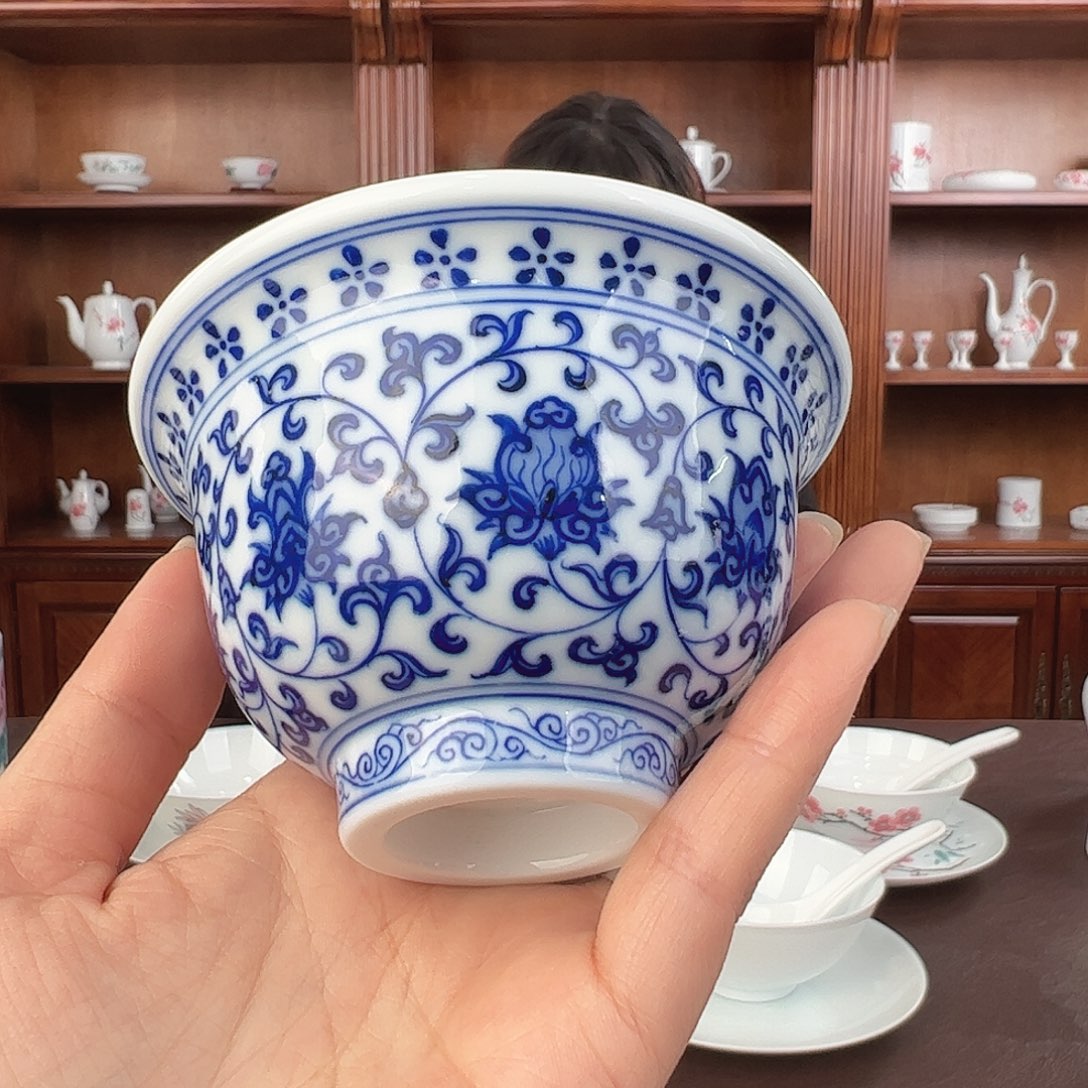瓷青花缠枝莲压手杯（内绘花心）