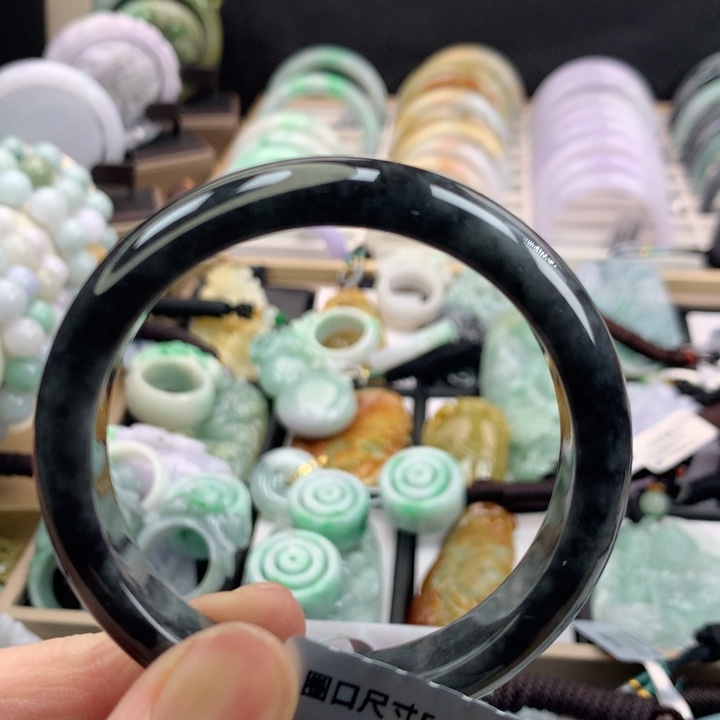 翡翠手镯未镶嵌吊坠