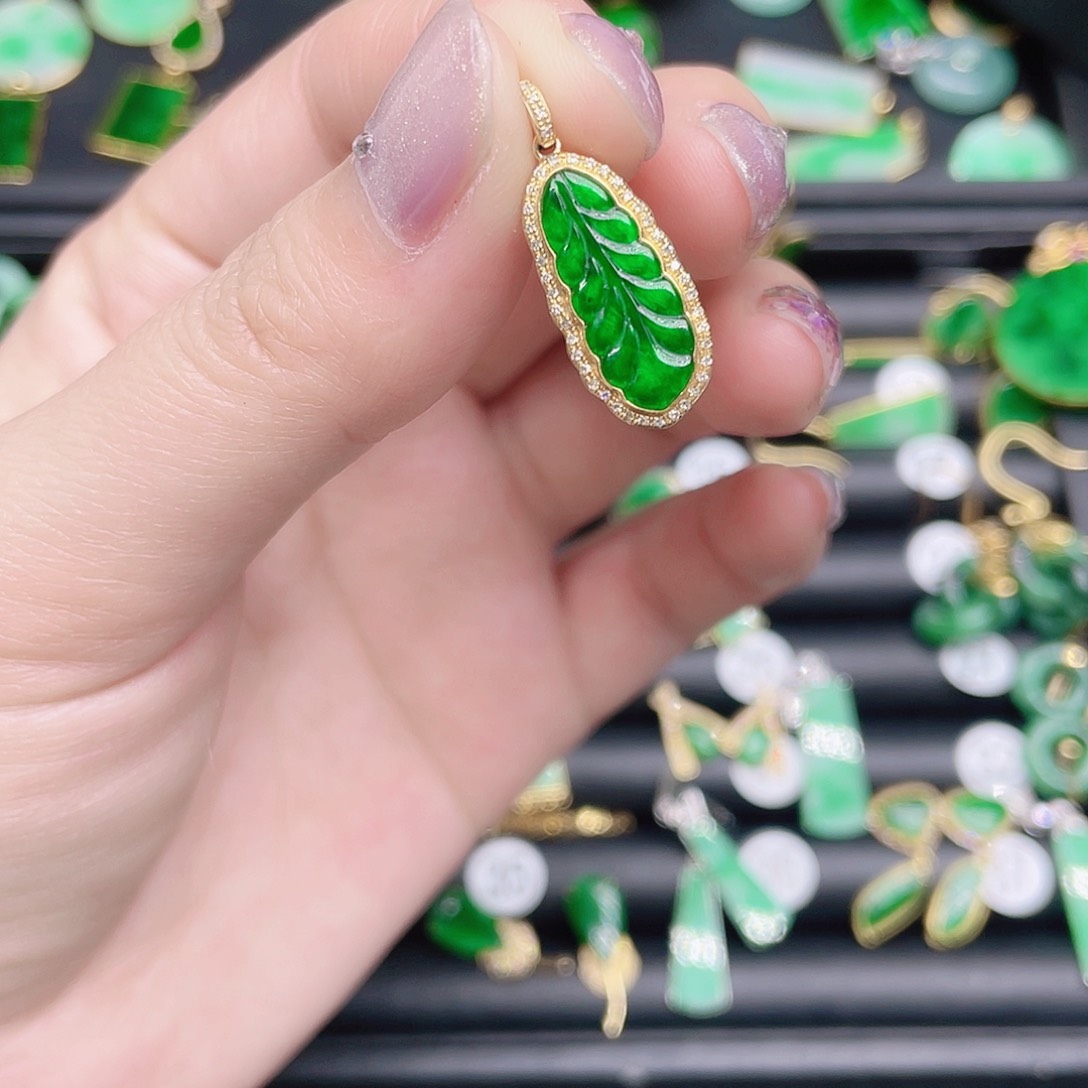 翡翠颈饰18K金镶嵌天然翡翠