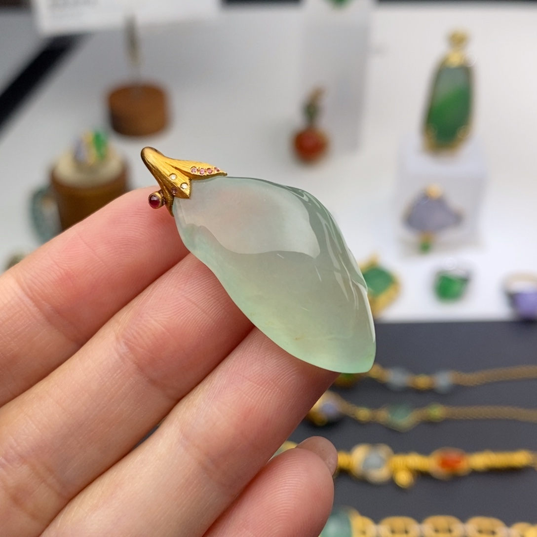 翡翠18K金镶嵌颈饰1