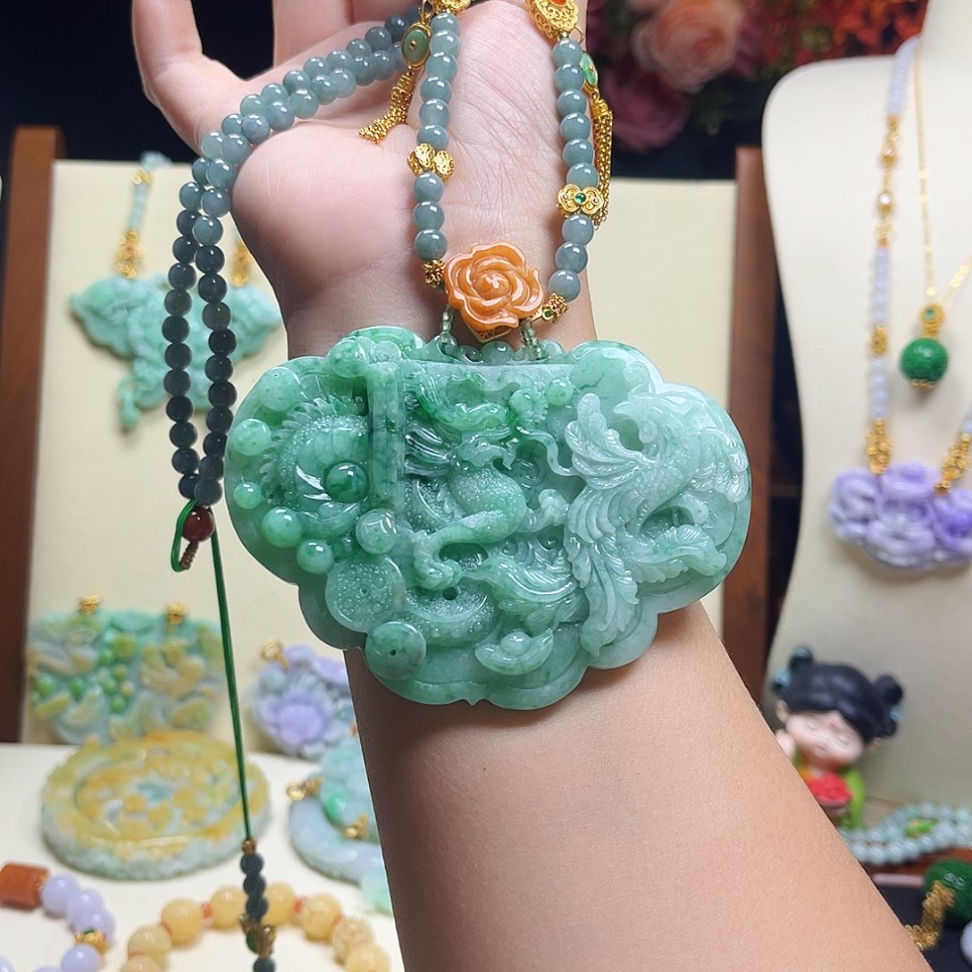 翡翠颈饰未镶嵌小*天然