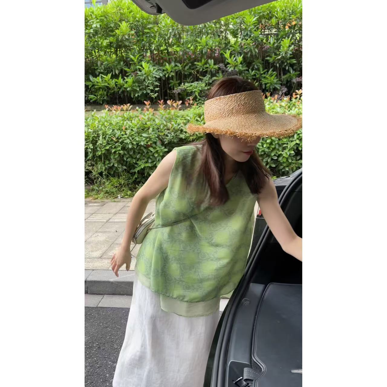 QiongQiong绝美的蜜瓜绿花纹双层纱显瘦无袖上衣