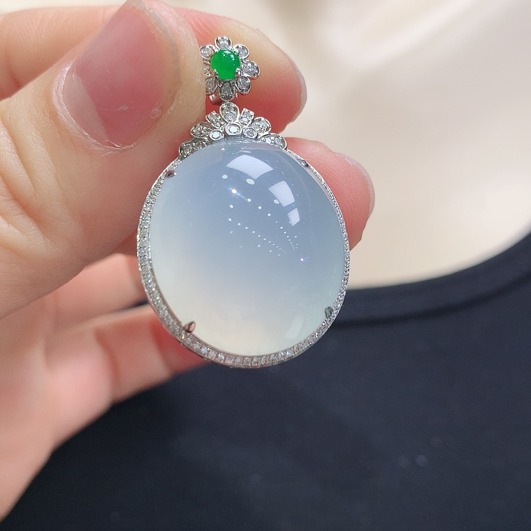 翡翠颈饰18K金镶嵌蛋面