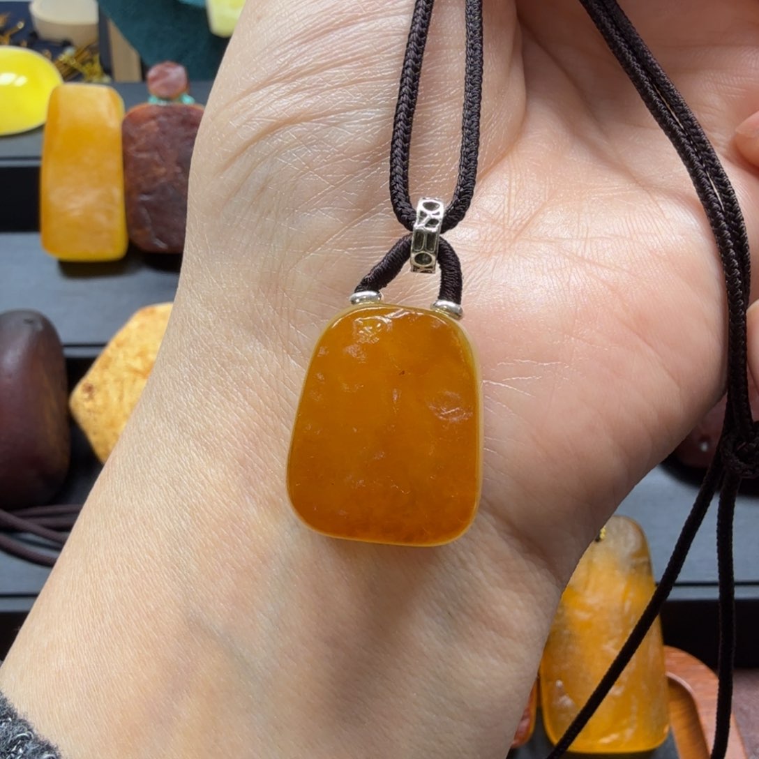 琥珀吊坠(赠链)未镶嵌
