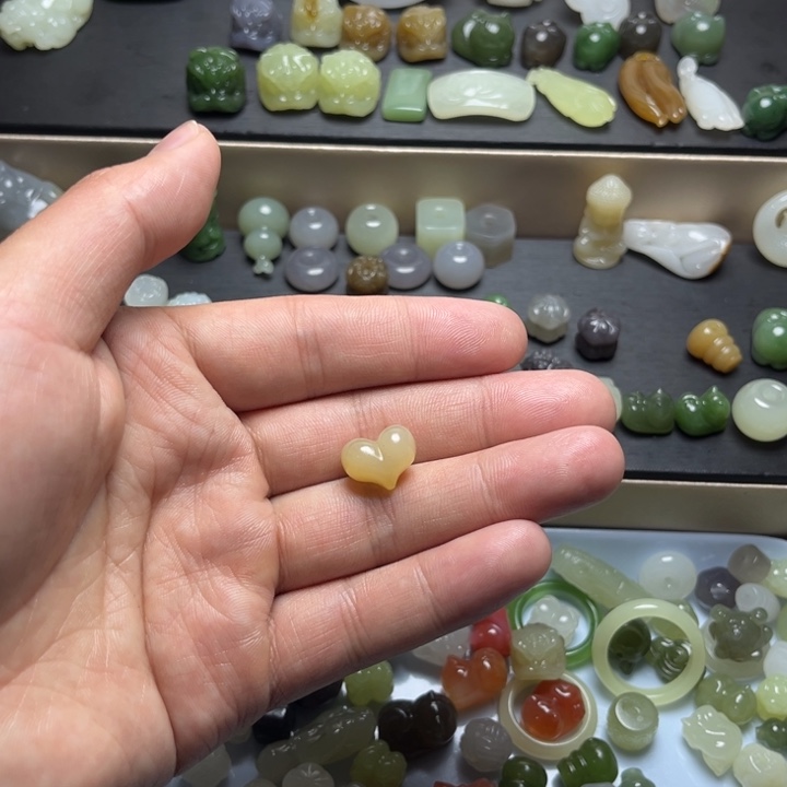 じ***じ和田玉（糖玉）未镶嵌颈饰