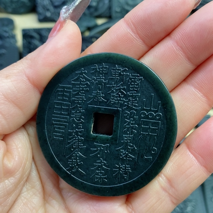 和田玉（青玉）颈饰未镶嵌双面雕刻