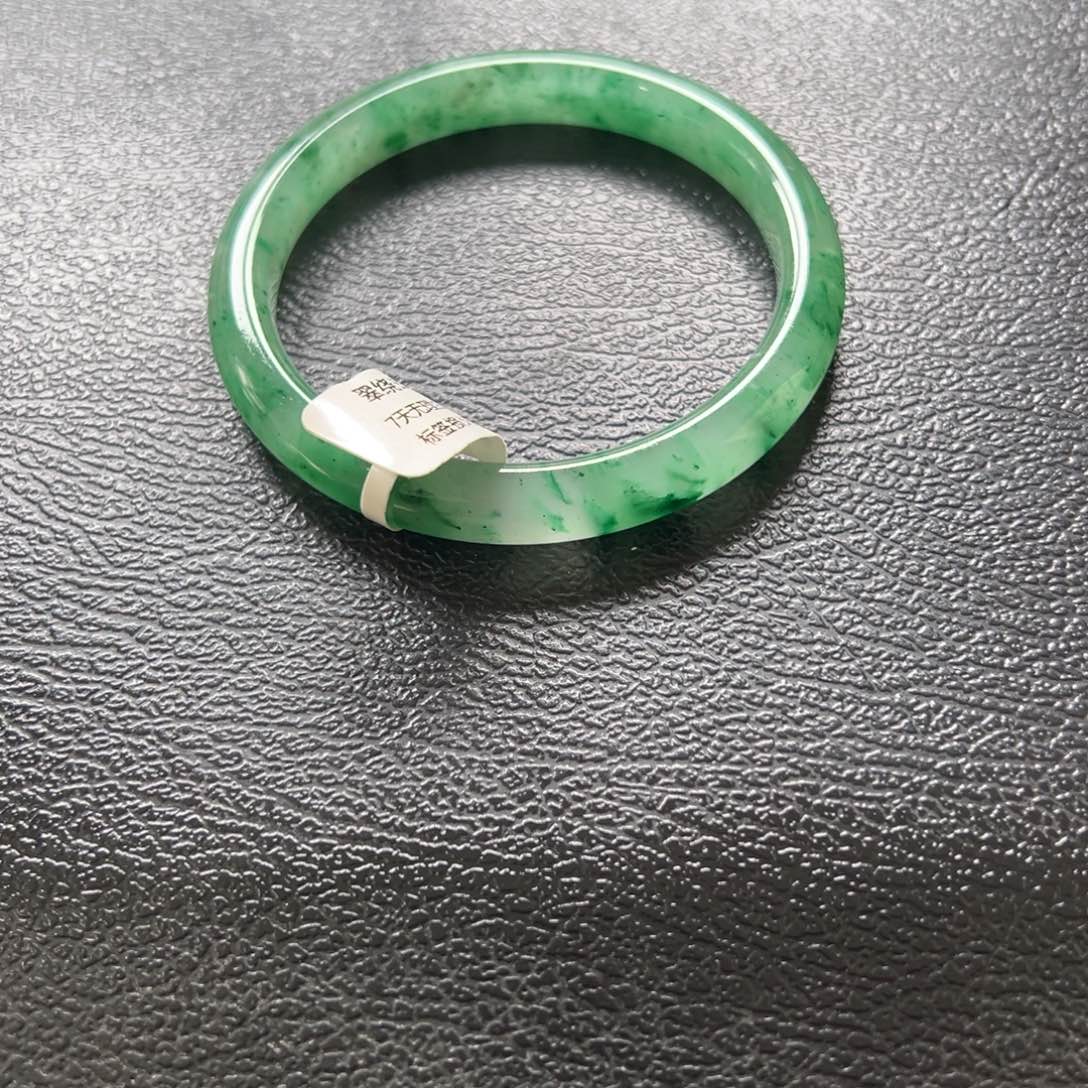 岁***安石英质玉（非洲翠）未镶嵌手镯