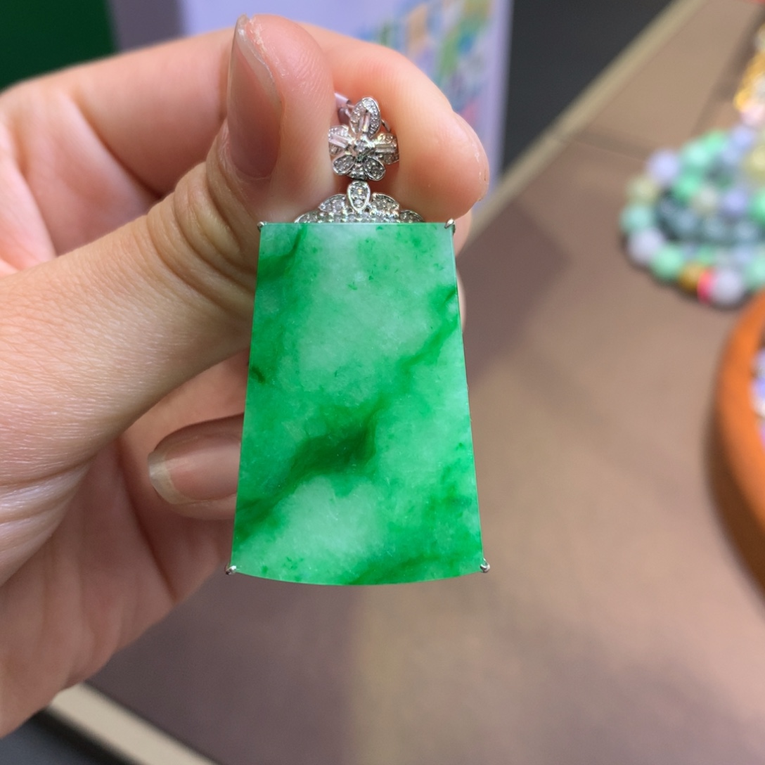 翡翠18K金镶嵌颈饰翡翠