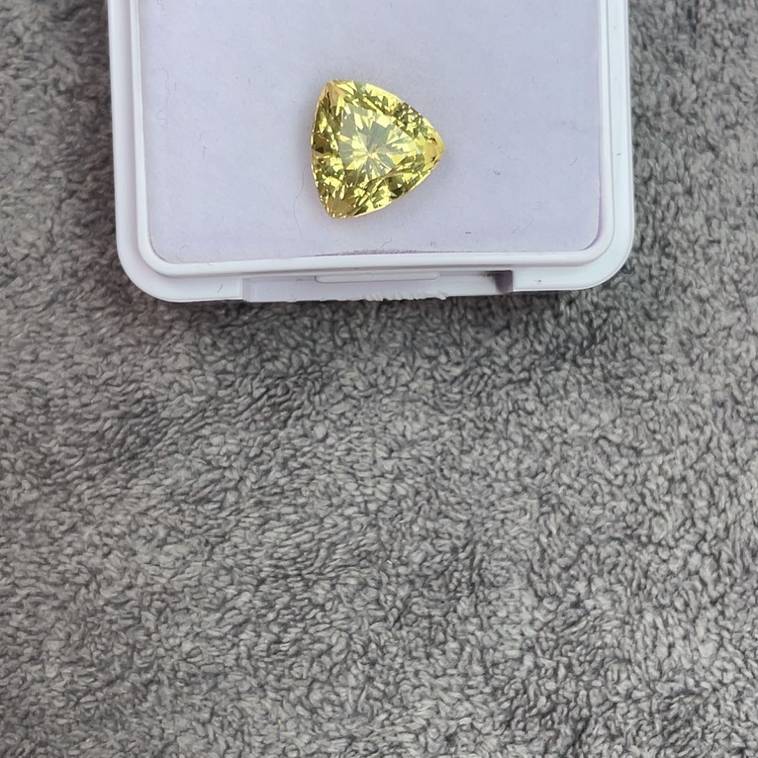 绿柱石裸石未镶嵌3.95Ct。  