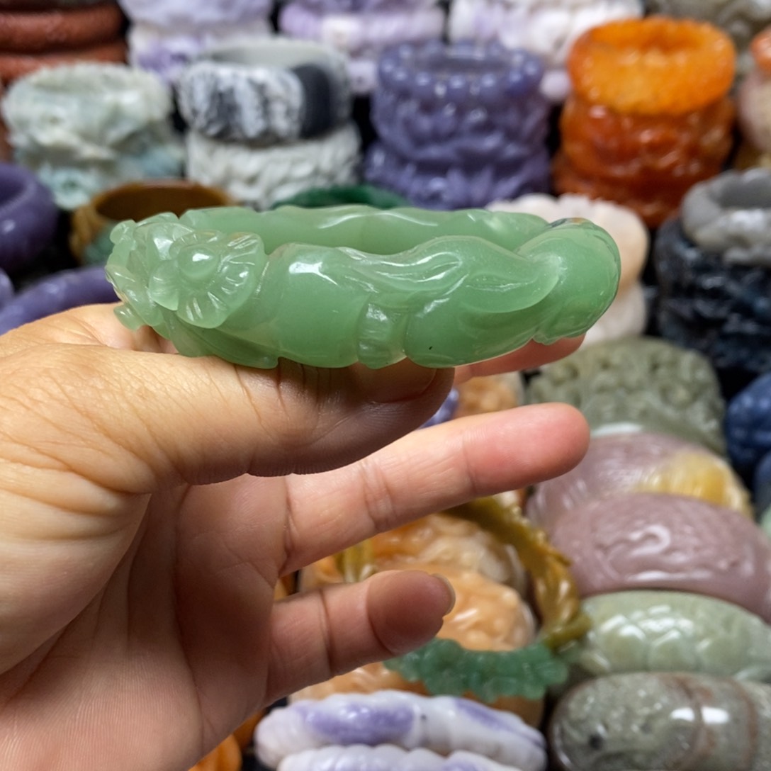 未镶嵌手镯石英质玉（佘太翠）