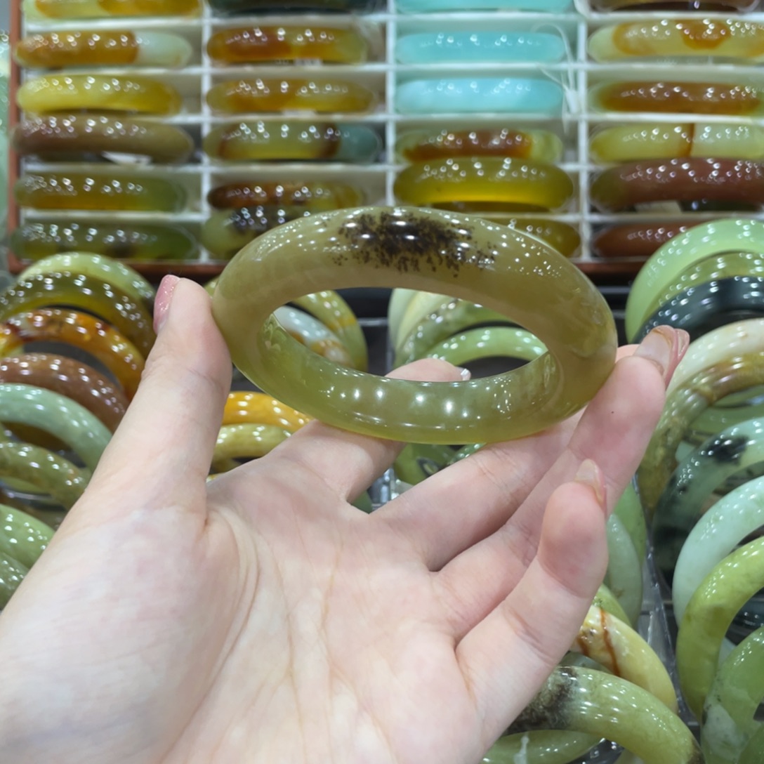 蛇纹石玉未镶嵌手镯