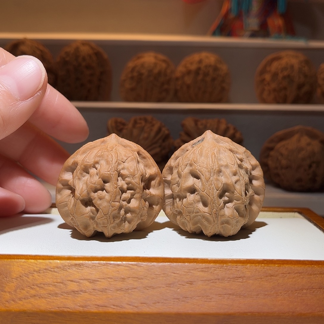 文玩核桃吊坠38梨木台，全品，翻天印