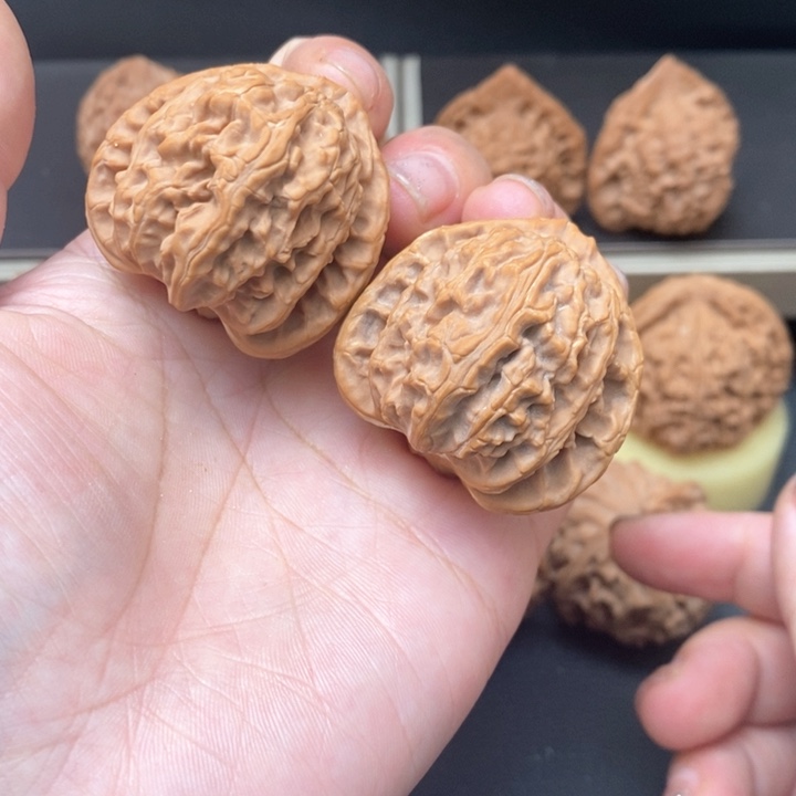 文玩核桃吊坠白狮子