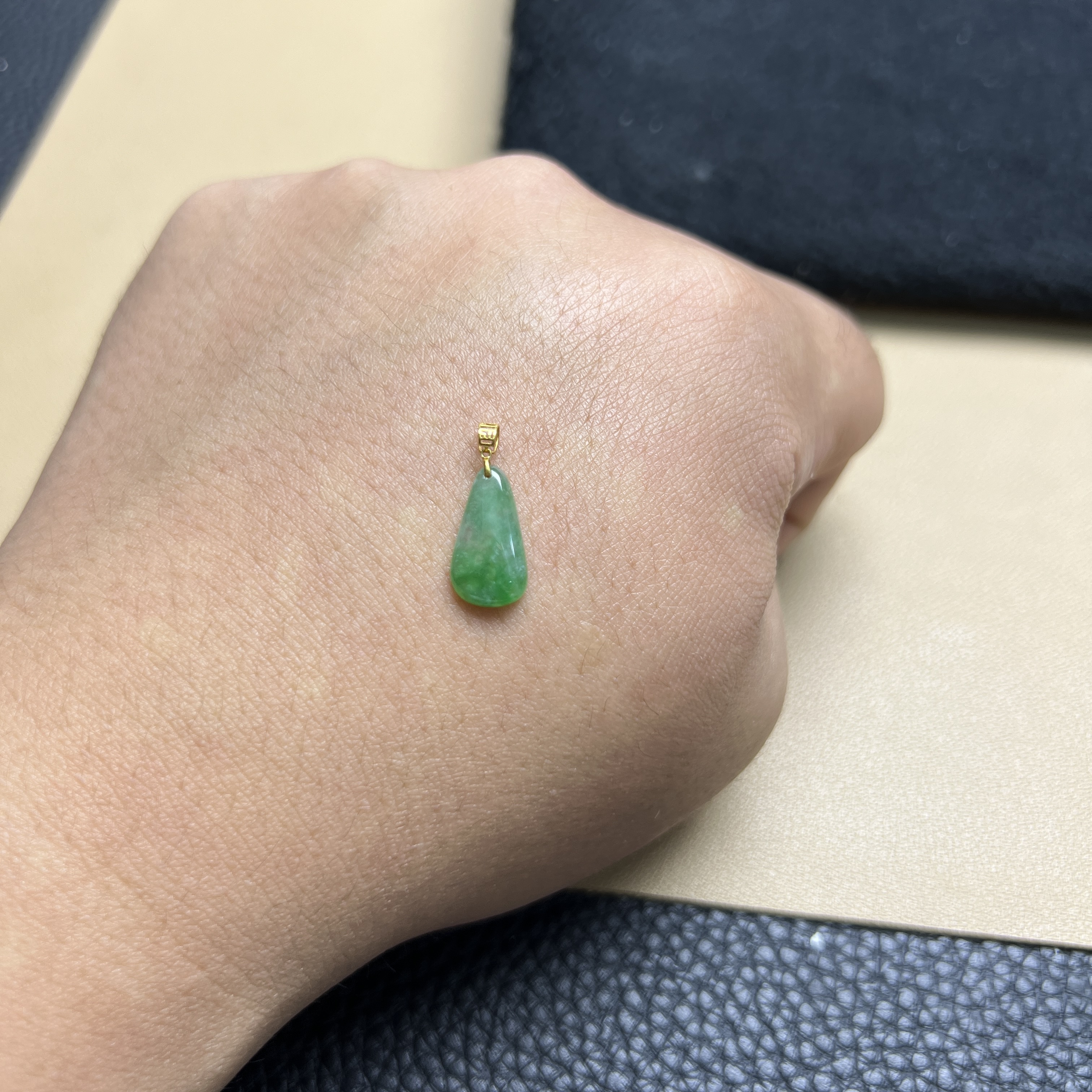 翡翠水滴吊坠冰种飘绿冰绿水头好18K金滴水成财好运女士高贵