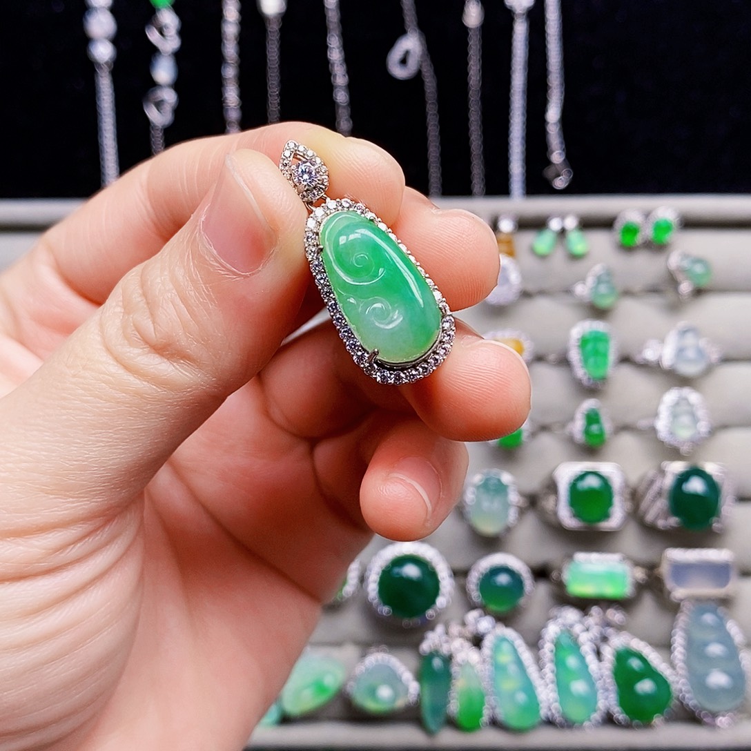 翡翠银S925镶嵌颈饰如意