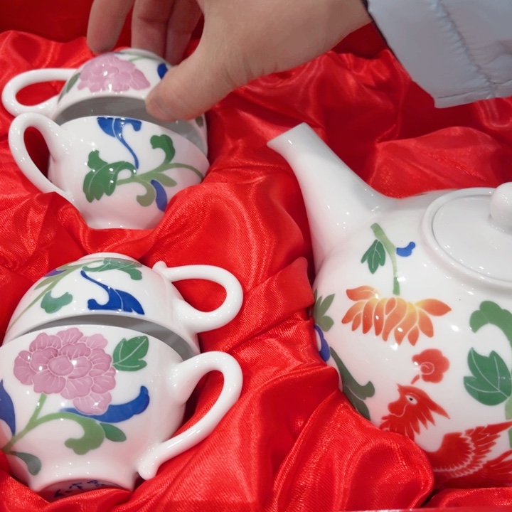 壶釉下五彩的瓷器和瓷器