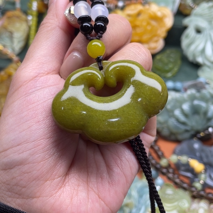 蛇纹石玉吊坠合金