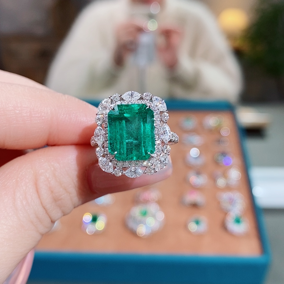 祖母绿戒指18K金镶嵌4.86ct极微油沃顿绿吉尔德