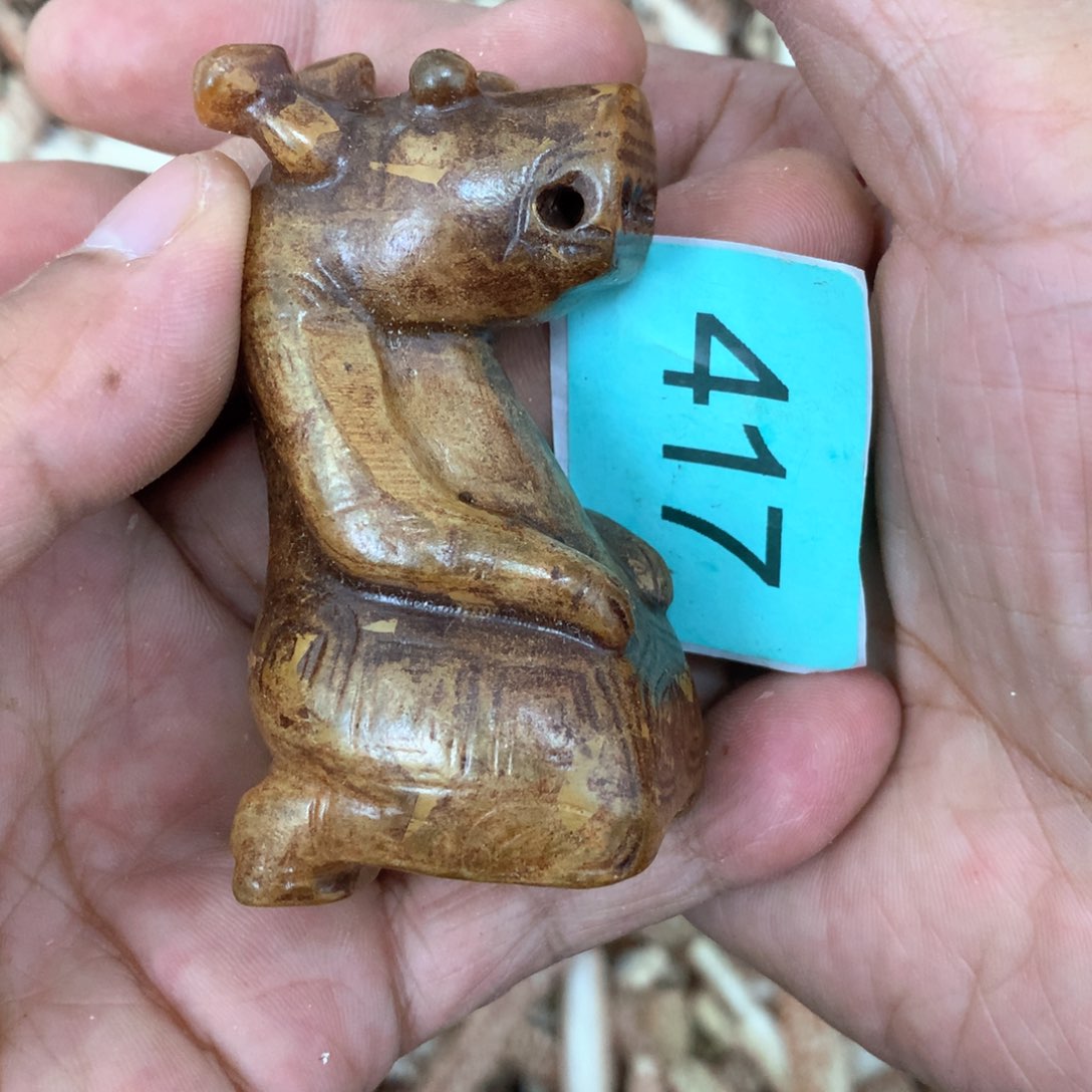 透闪石-蛇纹石玉未镶嵌颈饰