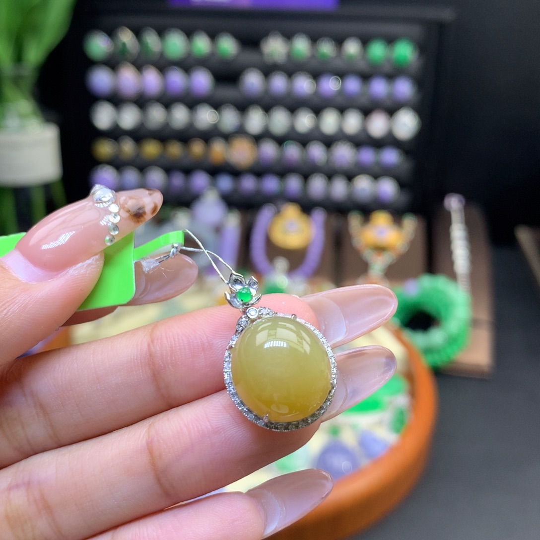 翡翠18K金镶嵌颈饰