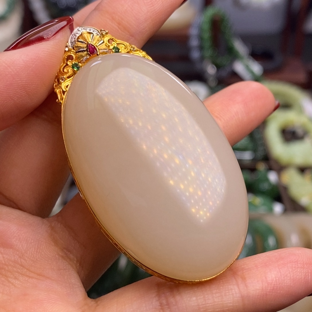 和田玉毕业级老矿料红粉金镶鸽子蛋吊坠未镶嵌