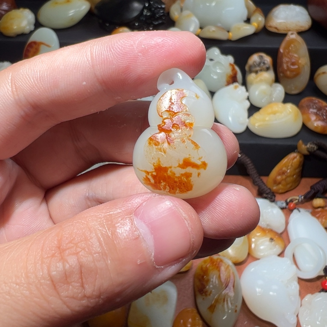 薇****和田玉未镶嵌颈饰