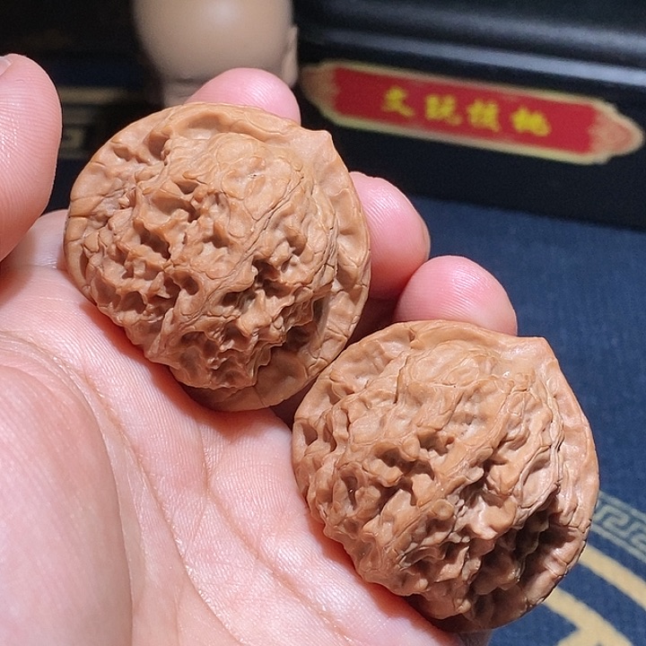 【闪购商品】文玩核桃吊坠峯梨木台