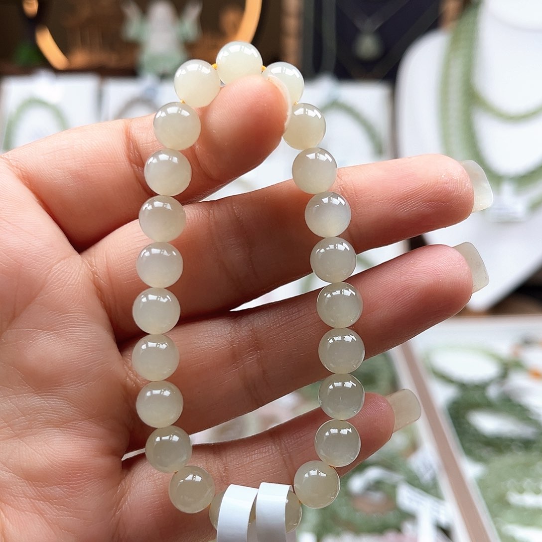 手串未镶嵌和田玉上**?