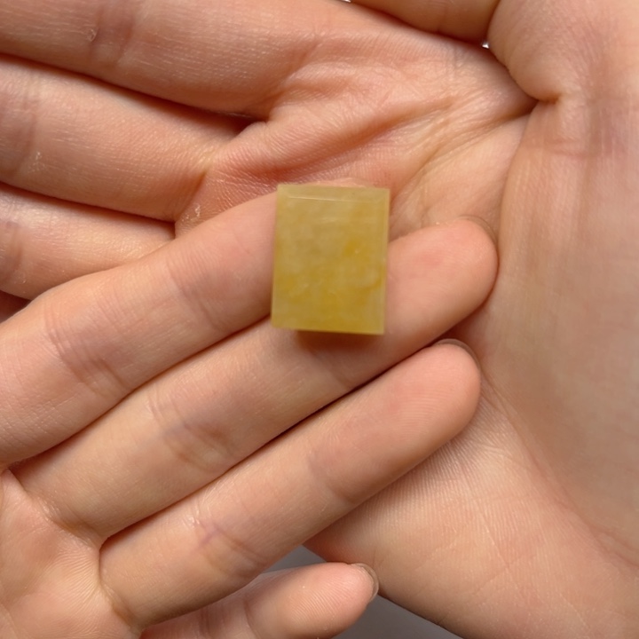 翡翠颈饰未镶嵌冰黄翡无事牌