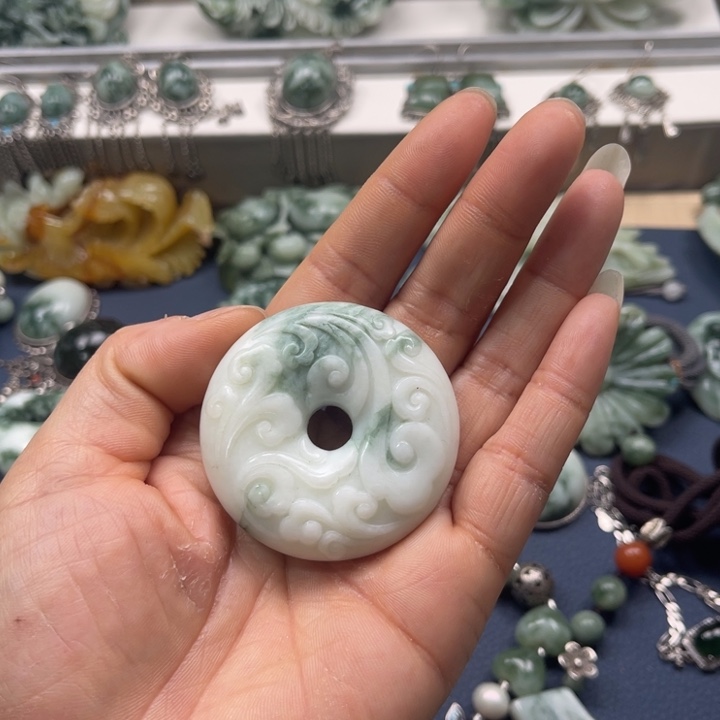 透闪石-蛇纹石玉颈饰未镶嵌肖****?