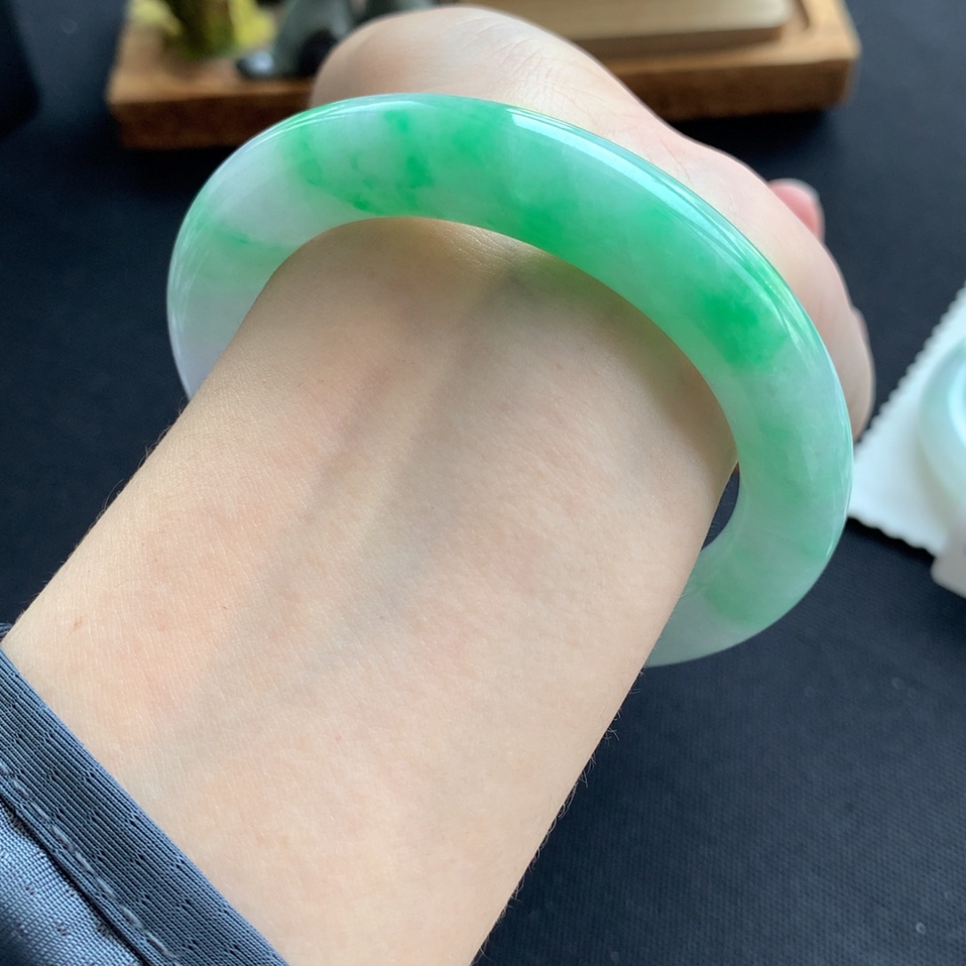 翡翠手镯未镶嵌翡翠