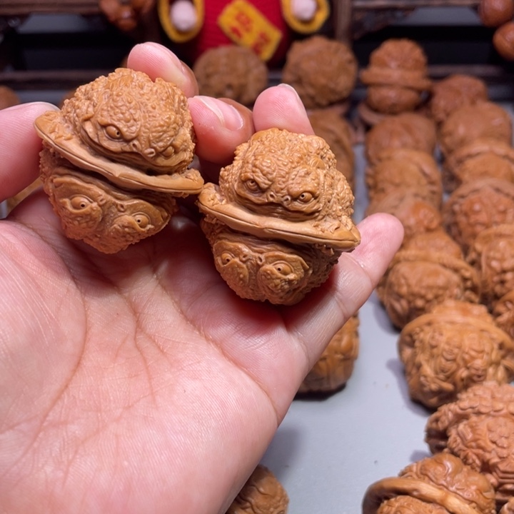 莫**心蛤蟆头雕刻的金蟾