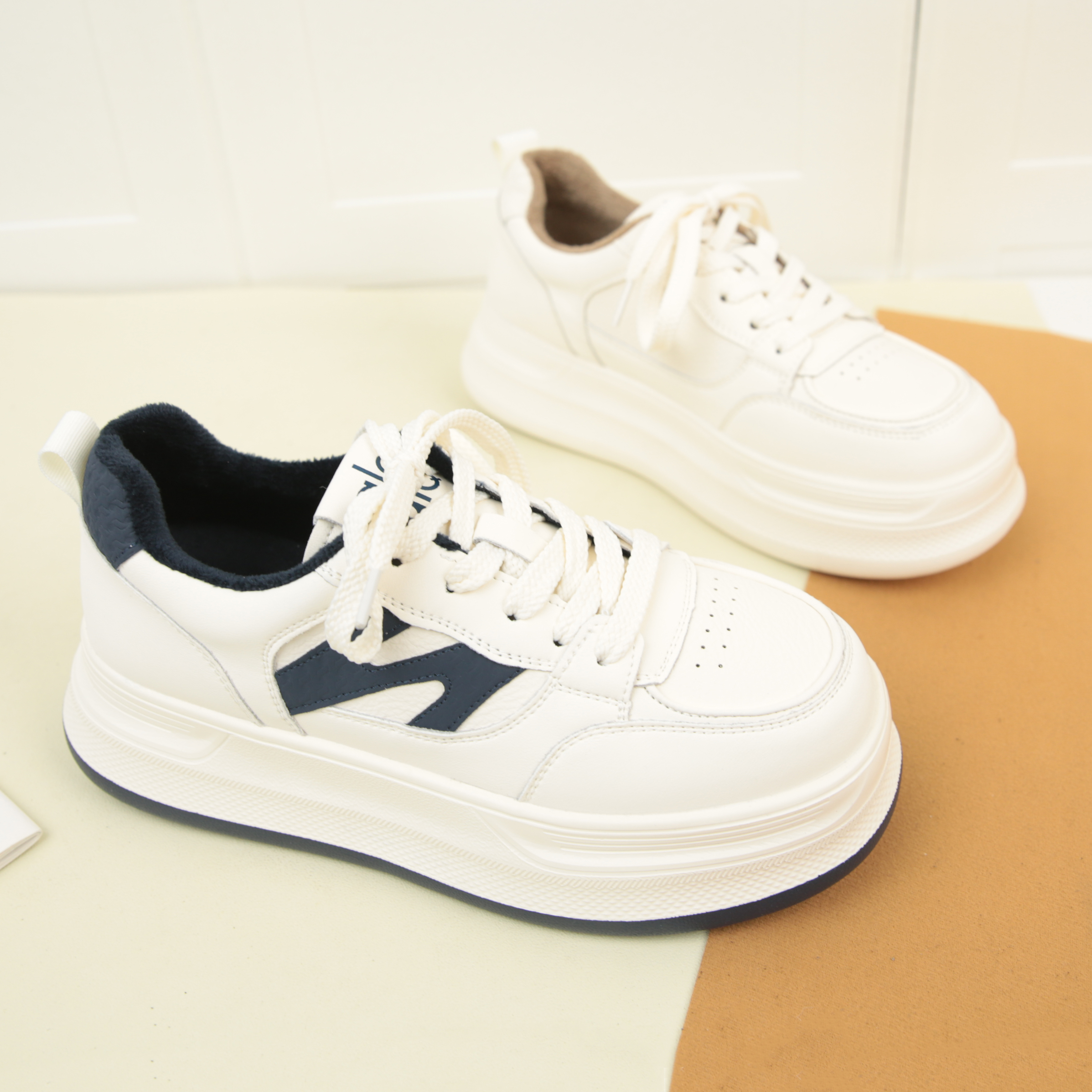 5029冬季新款系带轻便厚底增高板鞋女真皮小白运动加绒保暖休闲鞋