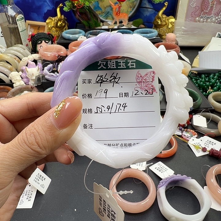 敏***敏石英岩玉未镶嵌手镯