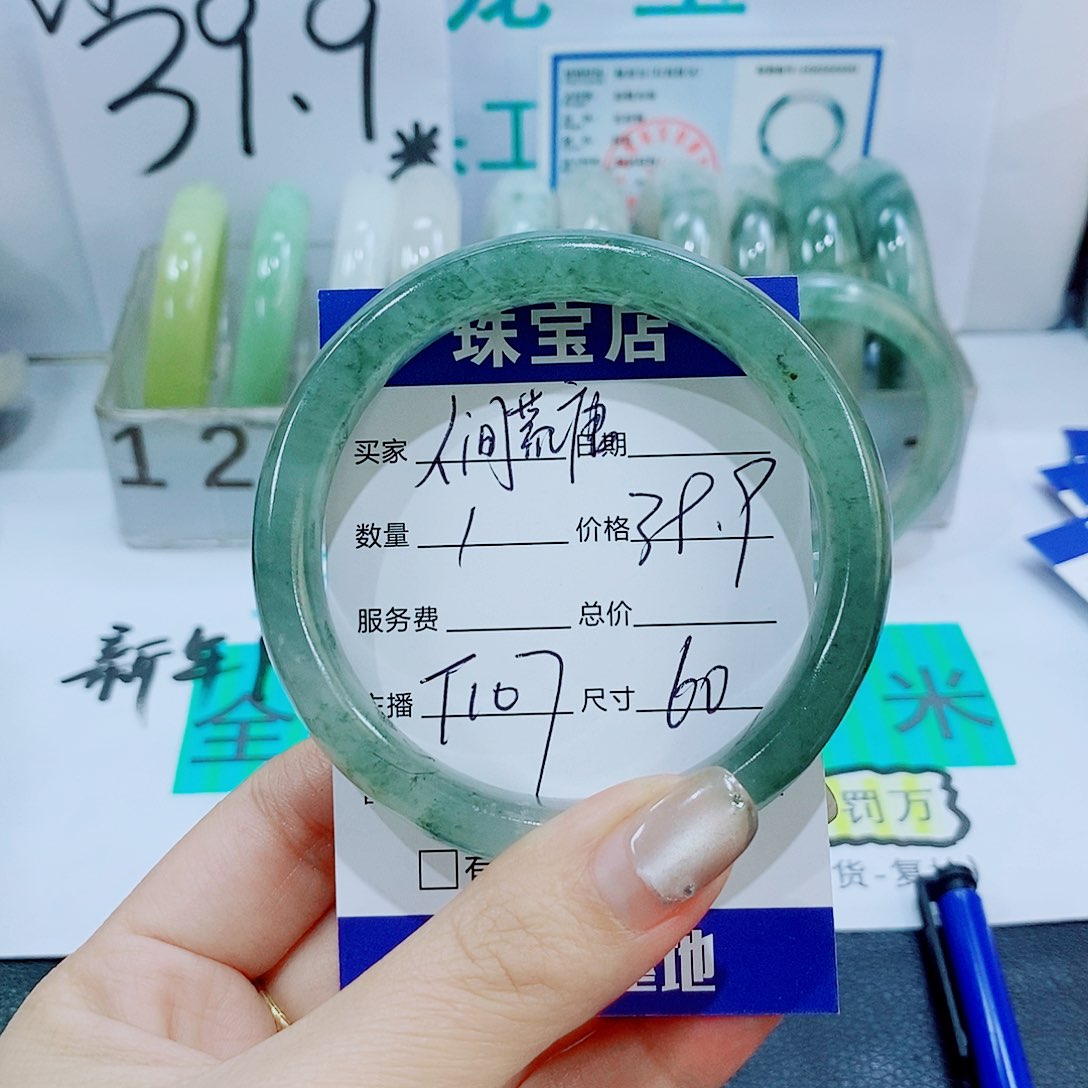 未镶嵌手镯石英质玉人***。T107