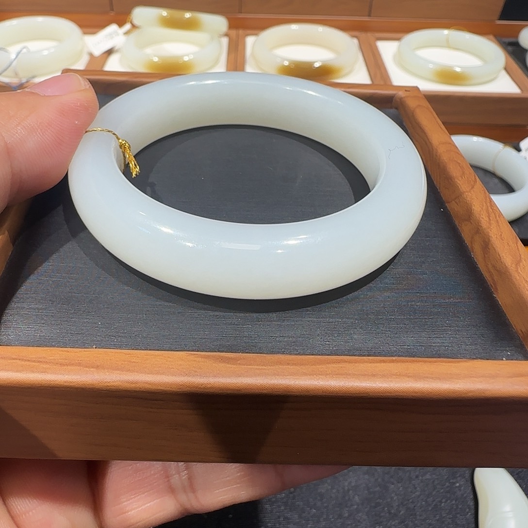 公****和田玉未镶嵌手镯