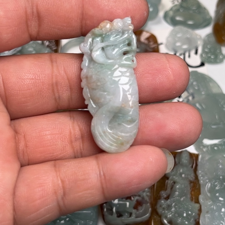 翡翠未镶嵌颈饰龙头鱼