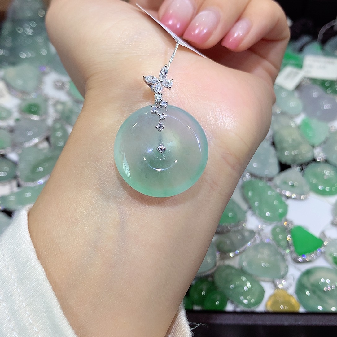 翡翠18K金镶嵌颈饰扣