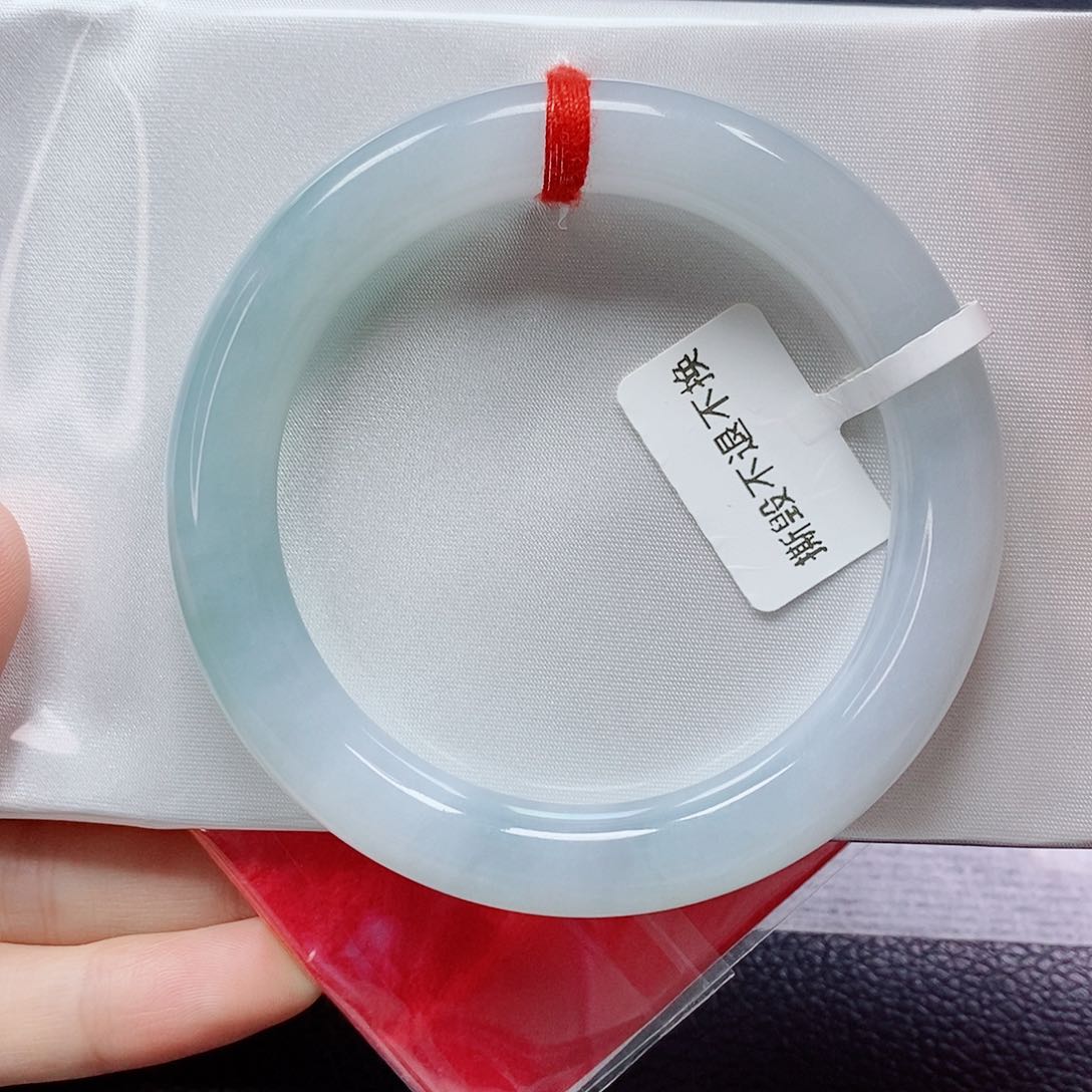 翡翠手镯未镶嵌圆条起胶蓝天白云