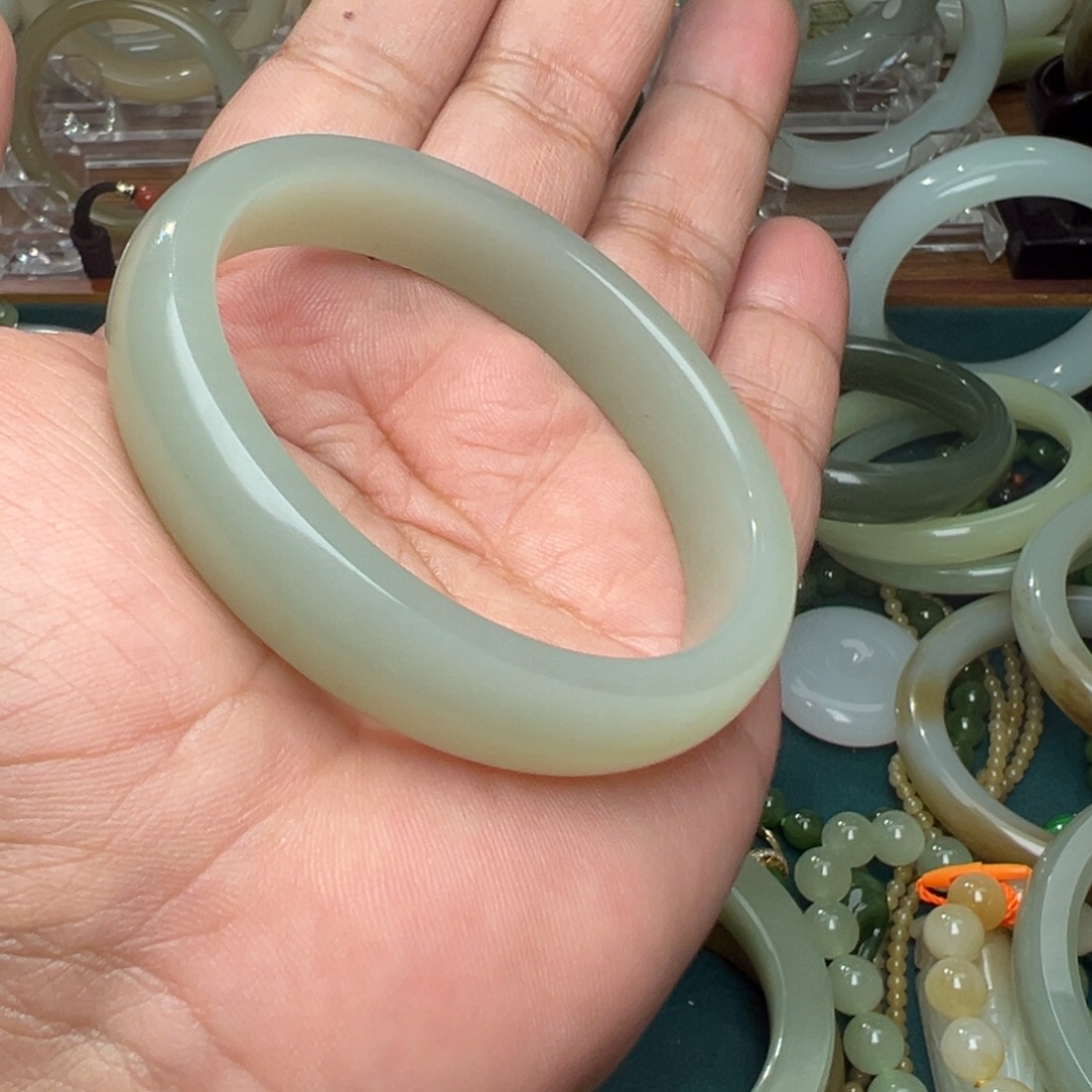 和田玉未镶嵌手镯