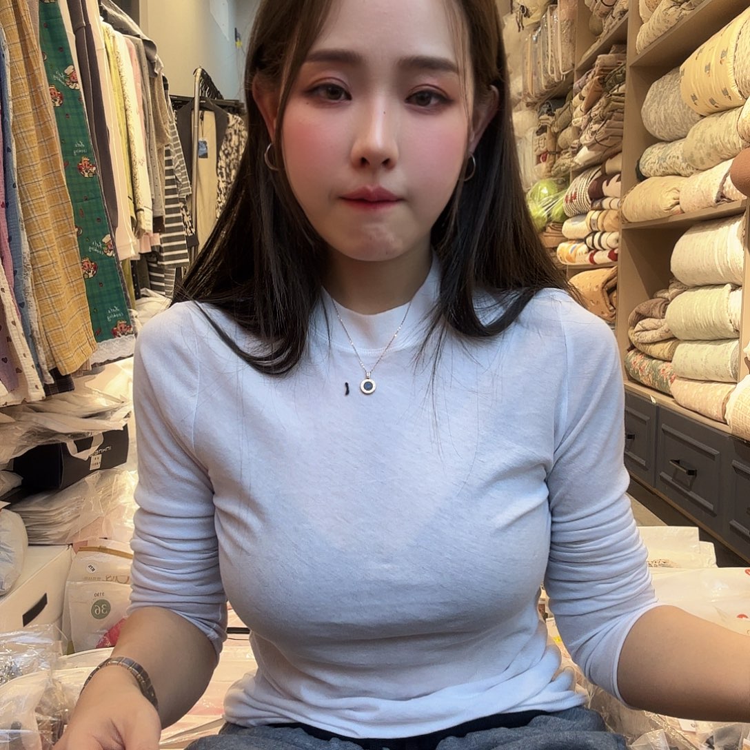 仔***仔白色m码纸片人打底